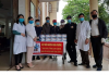 Đội thiện nguyện Nghĩa Phương trao tặng khẩu trang  cho bệnh nhân và nhân viên Trung tâm Y tế huyện Yên Mỹ